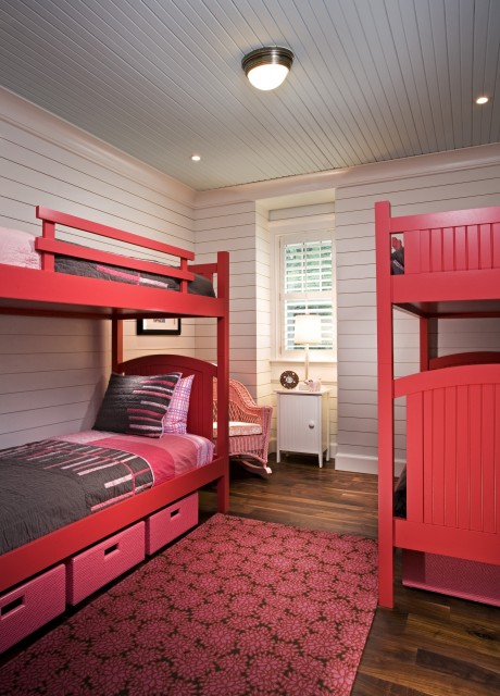 Современная подростковая спальня в ярко розовом.