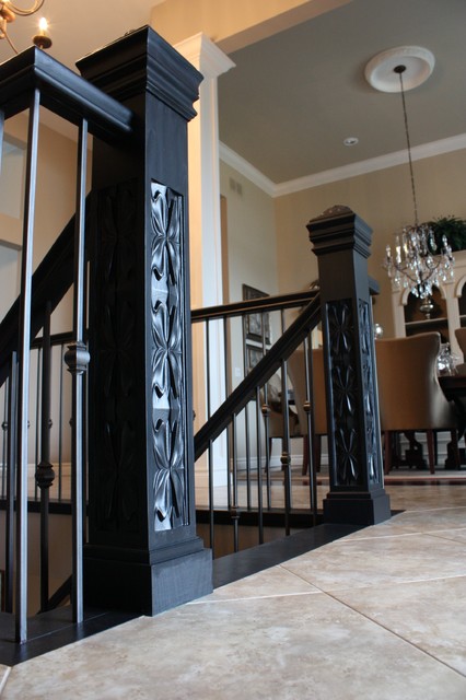 Современный дизайн лестницы, выполненной в черной цветовой гамме.