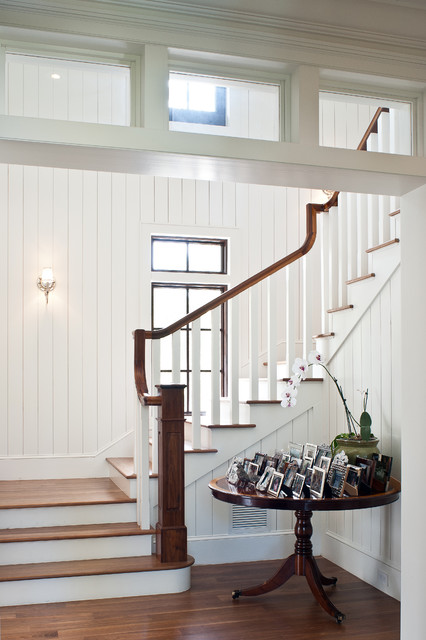 Современный дизайн оформления лестницы в светлых тонах.