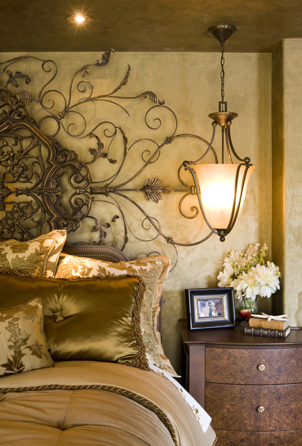 Спальня в старинном стиле в золотистых тонах