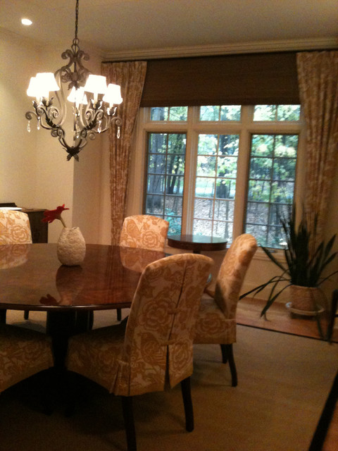 Уютный интерьер столовой комнаты в классическом стиле.