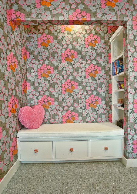 Яркий цветочный интерьер детской комнаты