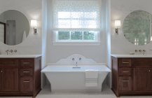 Дизайн большой современной ванной комнаты