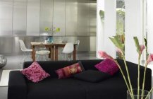 Дизайн интерьера гостиной с большим черным диваном