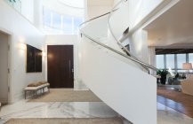 Дизайн интерьера закругленной лестницы