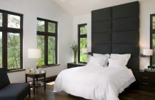 Дизайн спальной комнаты в черно-белых тонах