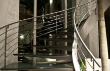 Дизайн винтовой лестницы в металлико-болотных тонах