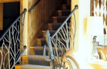 Фото кованой лестницы в респектабельном доме.