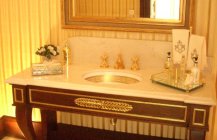Фотография интерьера ванной комнаты в классическом стиле.