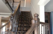 Фотография шикарной лестницы с резными перилами