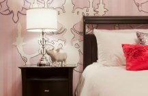 Фотография спальной комнаты в бледно-розовых тонах