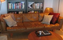 Кожаный диван в гостинной