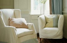 Интерьер гостиной с белыми креслами