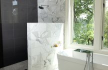 Интерьер ванной в черно-белом цвете 