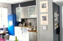 Маленькая кухня с синим холодильником