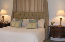 Оригинальный дизайн спальни с балдахином в пастельных тонах