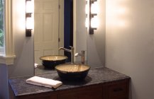 Простой интерьер ванной комнаты с подсветкой.