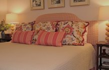 Романтическая спальня: интерьер в розовом цвете