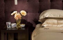 Романтический стиль оформления спальни в классическом интерьере.