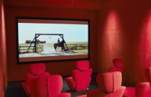 Современный дизайн домашнего кинотеатра в красных тонах