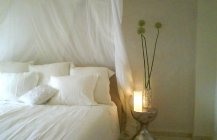 Современный дизайн спальни в светлых тонах