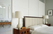 Современный дизайн спальной в светлых тонах