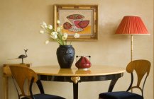 Современный дизайн столовой в коричневом цвете 