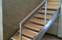 Стандартное оформление дизайна лестницы в светлых тонах.